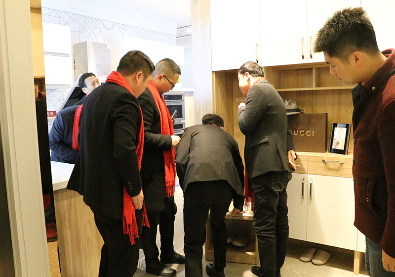 加盟商参观展厅新品