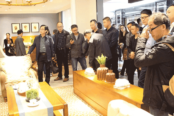中至信加盟商参观展厅