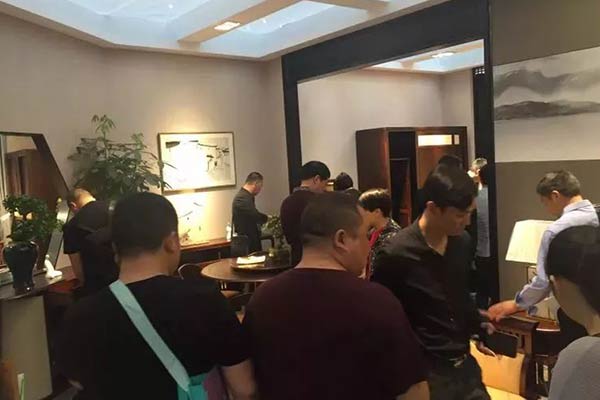 展会现场参观中至信展厅