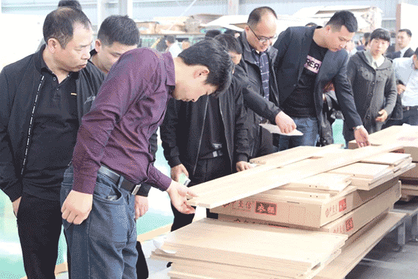 中至信加盟商参观车间