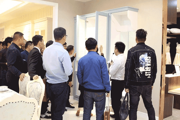 中至信加盟商参观展厅