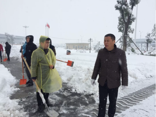 抗雪救灾 众志成城