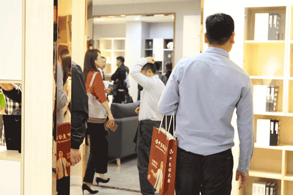中至信加盟商参观展厅