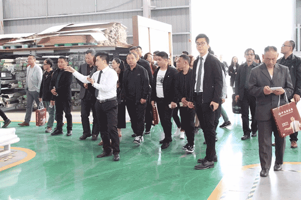 中至信招商总监带领加盟商参观工厂